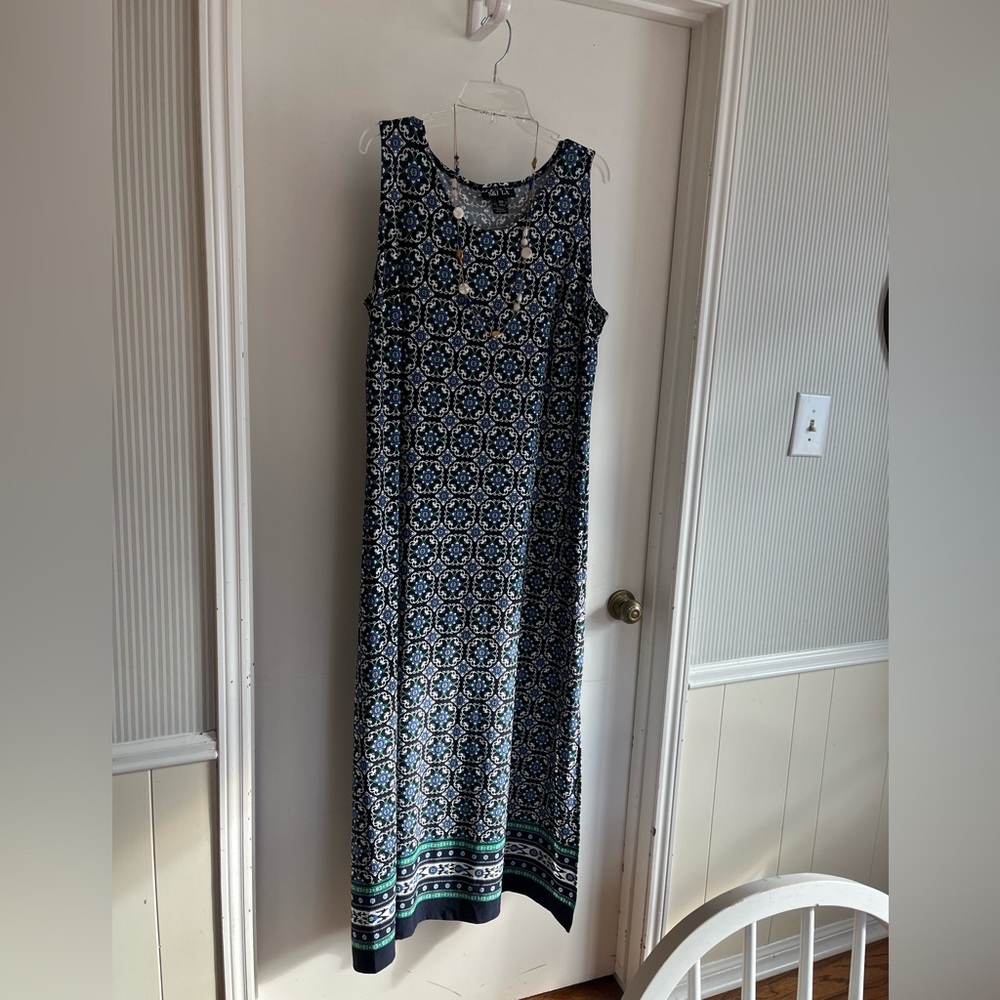 Long sleeveless pattern dress. Size 18W (with necklace)